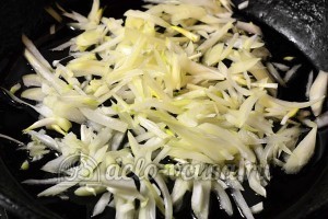 Постный салат из свеклы: Выложить лук на сковороду