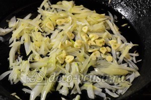 Постный салат из свеклы: Добавить чеснок