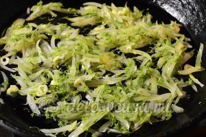 Постный салат из свеклы: Добавить укроп