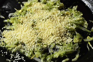Постный салат из свеклы: Добавить кунжут