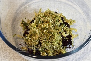 Постный салат из свеклы: Выложить массу к свекле