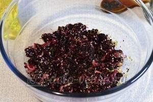 Постный салат из свеклы: Добавить приправы и смесь масел
