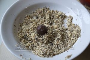Шоколадные трюфели: Конфеты обвалять в орехах