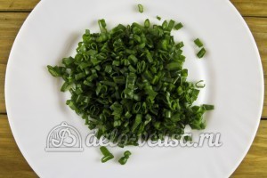 Салат из пекинской капусты и кукурузы: Порезать зеленый лук