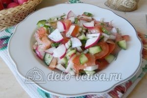 Салат с редиской, огурцом и помидором