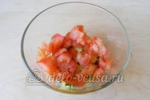 Салат с редиской, огурцом и помидором: Порезать помидоры