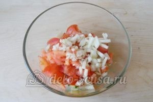Салат с редиской, огурцом и помидором: Порезать репчатый лук