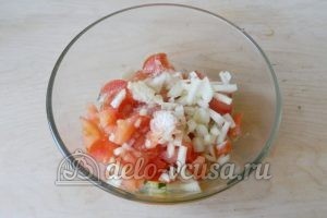 Салат с редиской, огурцом и помидором: Заправить маслом