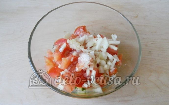 Салат с редиской, огурцом и помидором: Заправить маслом Салат с редиской, огурцом и помидором: Заправить маслом