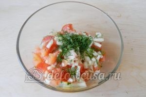 Салат с редиской, огурцом и помидором: Добавить зелень