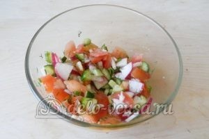 Салат с редиской, огурцом и помидором: Перемешать