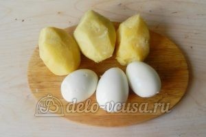 Салат с крабовыми палочками и морковью: Отварить яйца и картошку в мундирах