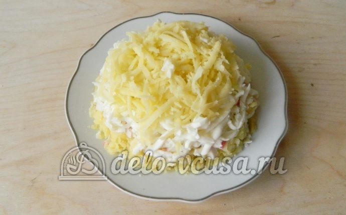 Салат с крабовыми палочками и морковью: Кладем слой картошки