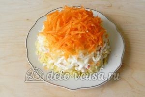 Салат с крабовыми палочками и морковью: Кладем слой морковки