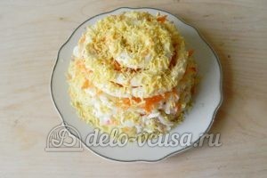 Салат с крабовыми палочками и морковью: Украсить желтком