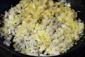 Салат с опятами и сыром: Пассируем лук с солью и перцем