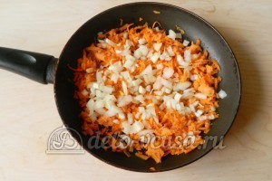 Щи из квашеной капусты: Измельчить лук и морковь