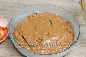 Шоколадный брауни: Перекладываем тесто в форму