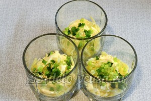 Свекольный салат с яйцом и сыром: Смазываем майонезом и присыпаем зеленым луком