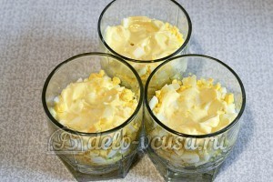 Свекольный салат с яйцом и сыром: Смазываем слой майонезом