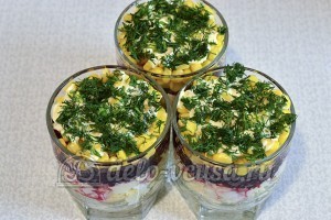 Свекольный салат с яйцом и сыром: Сверху смазываем майонезом и присыпаем рубленым укропом