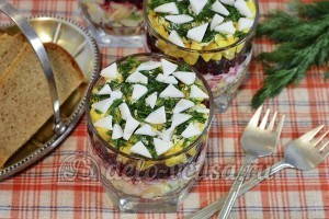 Свекольный салат с яйцом и сыром