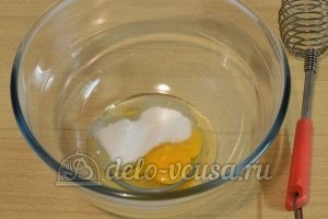 Сырники на кефире: Яйца взбить с сахаром