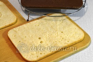 Торт Сметанник: Отсывший бисквит разрезаем на два коржа
