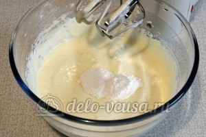 Торт Сметанник: Взбиваем сметану с сахарной пудрой для крема