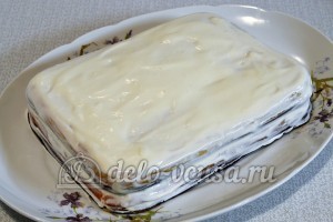 Торт Сметанник: Смазываем все коржи, бока и верхушку торта кремом