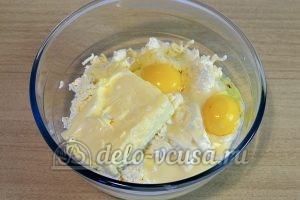 Творожная пасха со сгущенкой: Добавить масло и яйца