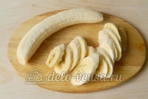 Творожная запеканка с бананом: Порезать бананы