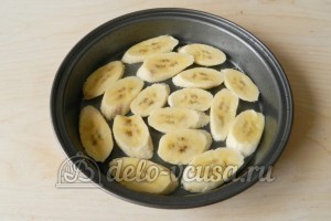 Творожная запеканка с бананом: На дно формы кладем бананы
