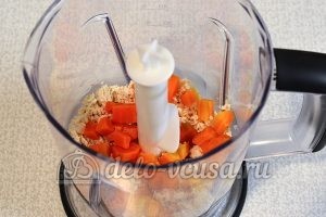 Закуска на чипсах с курицей: Добавить морковь