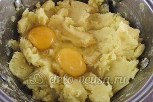 Зразы картофельные с курицей: Добавляем яйца