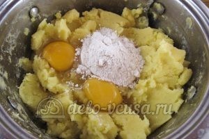 Зразы картофельные с курицей: Добавляем муку