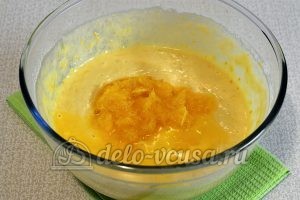 Пирог с апельсинами: Добавить апельсиновую мякоть в тесто