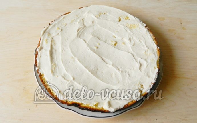 Бисквитный торт с клубникой: Корж смазать кремом Бисквитный торт с клубникой: Корж смазать кремом