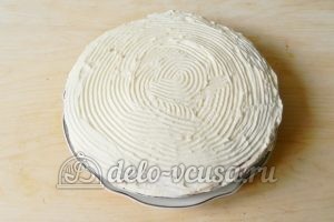 Бисквитный торт с клубникой: Сформировать торт