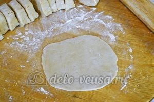 Чебуреки с мясом и сыром: Тесто раскатать в пласт