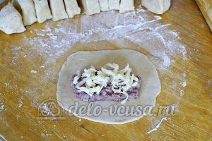 Чебуреки с мясом и сыром: На лепешку кладем начинку