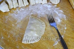 Чебуреки с мясом и сыром: Формируем чебурек