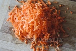 Гречневый суп с курицей: Морковь натереть на крупной терке