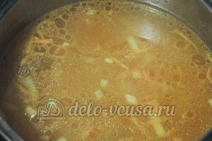 Гречневый суп с курицей: Процедить бульон и добавить овощи