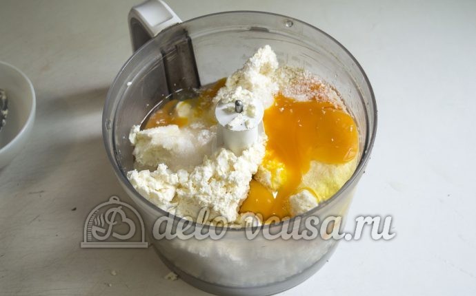 Королевская ватрушка с творогом: Соединить ингредиенты для начинки Королевская ватрушка с творогом: Соединить ингредиенты для начинки