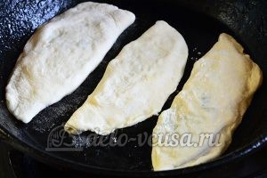 Кутабы с сыром и зеленью: Кладем на сухую сковородку