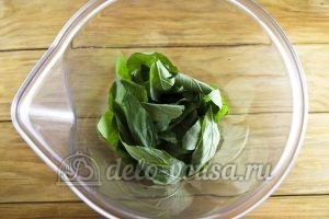 Мятный сахар: Кладем листья в чашу блендера