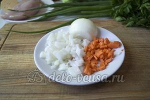 Овощной суп с фрикадельками: Порезать лук и морковь