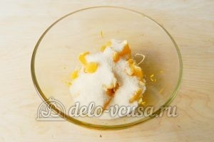 Песочный пирог с апельсинами: Добавить сахар