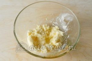 Песочный пирог с клубникой: Масло соединить с сахаром